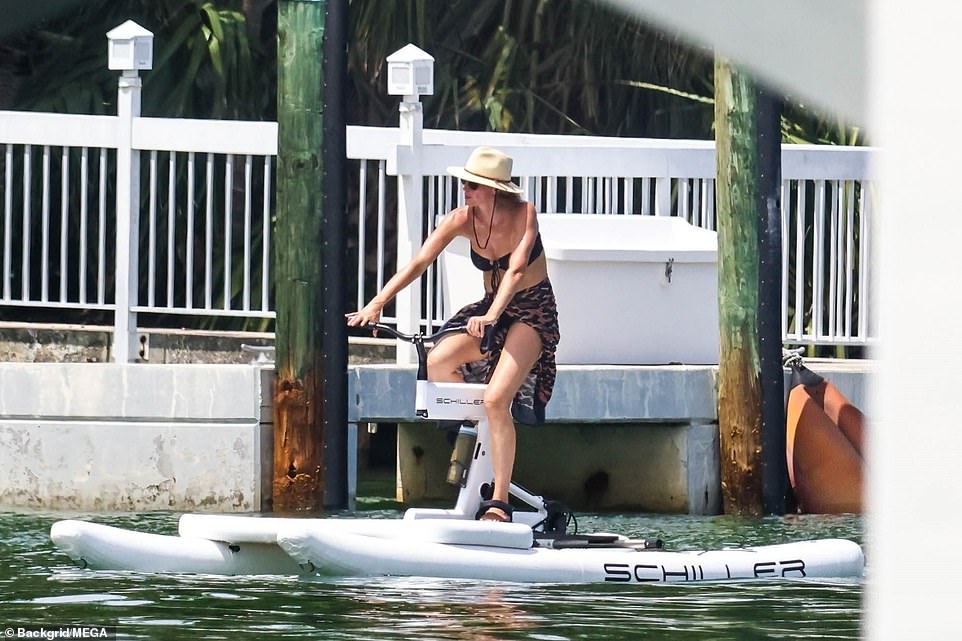 Gisele's bikini featured a strapless top that tied in the front, while matching bottoms. Her cape was a leopard-print scarf in black, beige and pink.