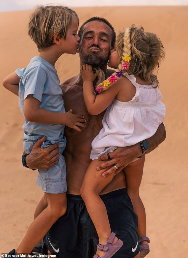 She received some sweet kisses from her children after completing the challenge.