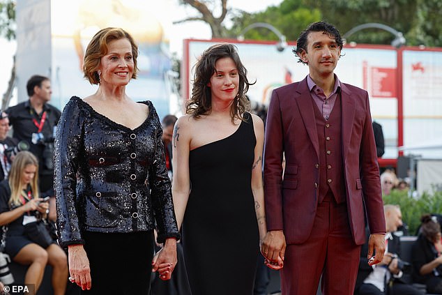 Shar held hands with her mother and Nemo on the red carpet.