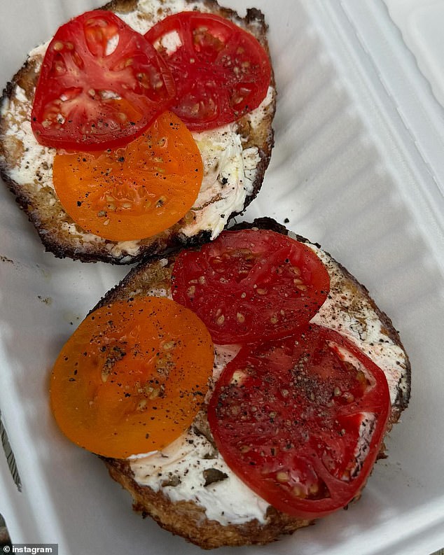 Another image showed the celebrity's bagel topped with tomatoes.