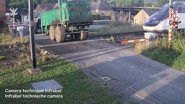 When crossing, the trailer appears to partially disengage from the tractor.