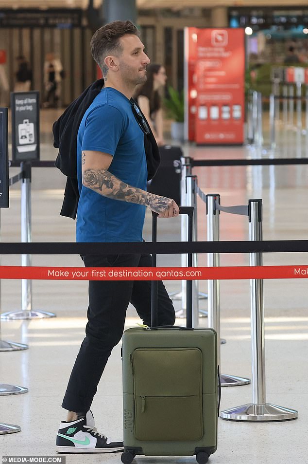 Tommy wore a blue t-shirt that showed off his numerous tattoos on his arm, paired with black jeans. He completed his look with a pair of Nike Air Jordan 1s in a black, white and teal colorway.