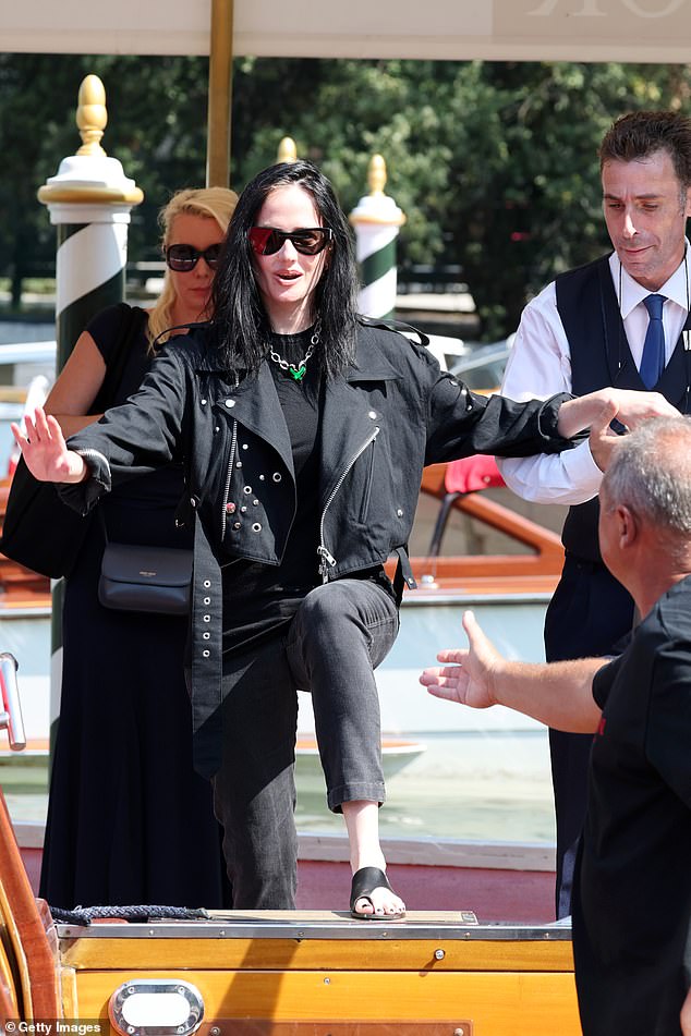 Later, Eva put on black sandals as she staggered onto the boat.