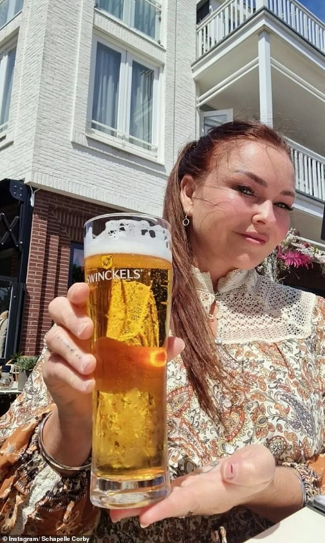 1725024044 220 Convicted drug dealer Schapelle Corby relaxes with a beer as