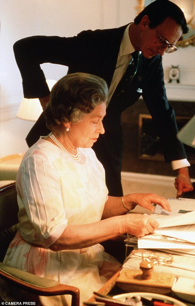 Queen Elizabeth II and Lord Fellowes aboard the royal yacht Britannia in Florida in May 1991