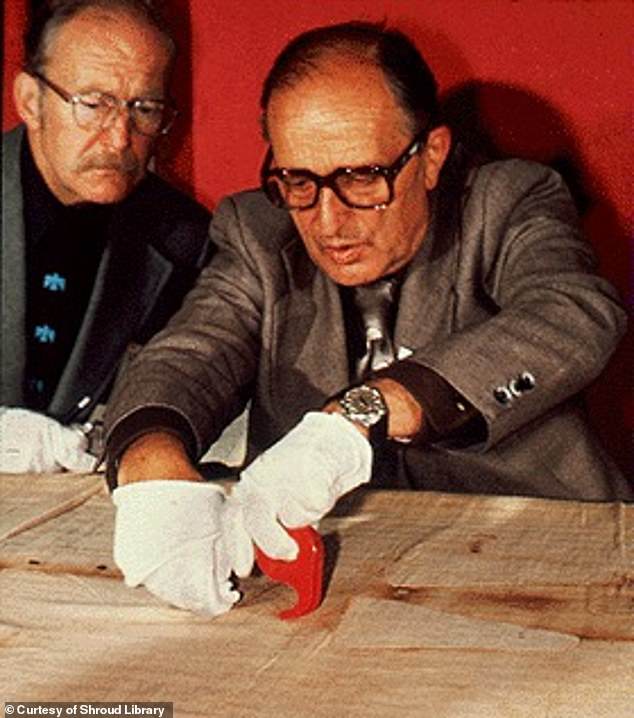 It was not until 1978 that the first physical samples of the cloth were permitted to be taken, which was done by using adhesive tape to carefully remove particles from the front fibres. Dr Max Frei, a Swiss criminologist, can be seen taking samples from the shroud.