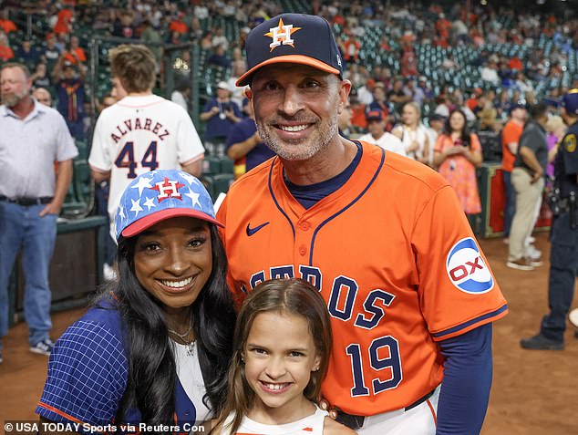 Astros manager Joe Espada (19) poses with his daughter Viviana and Simone Biles