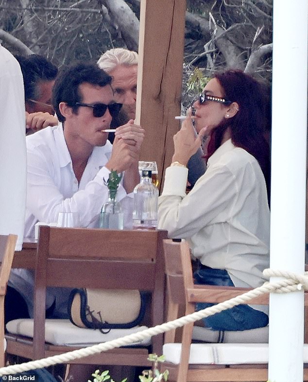 During their lunch date, the couple also took a quick smoke break.