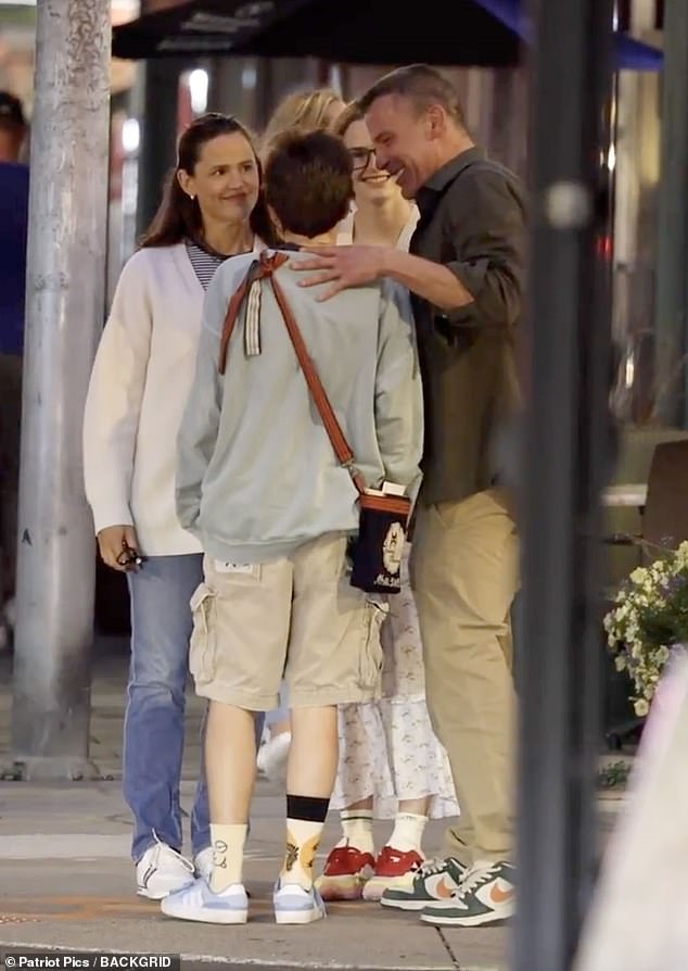 The four enjoyed an al fresco dinner at South Bay Restaurant before taking a relaxing stroll around the area.