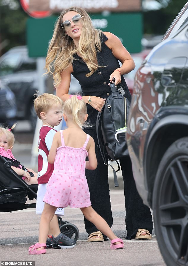 Dani looked effortlessly chic as she showed off her summer style, sporting a sleeveless black jumpsuit, paired with nude sandals.