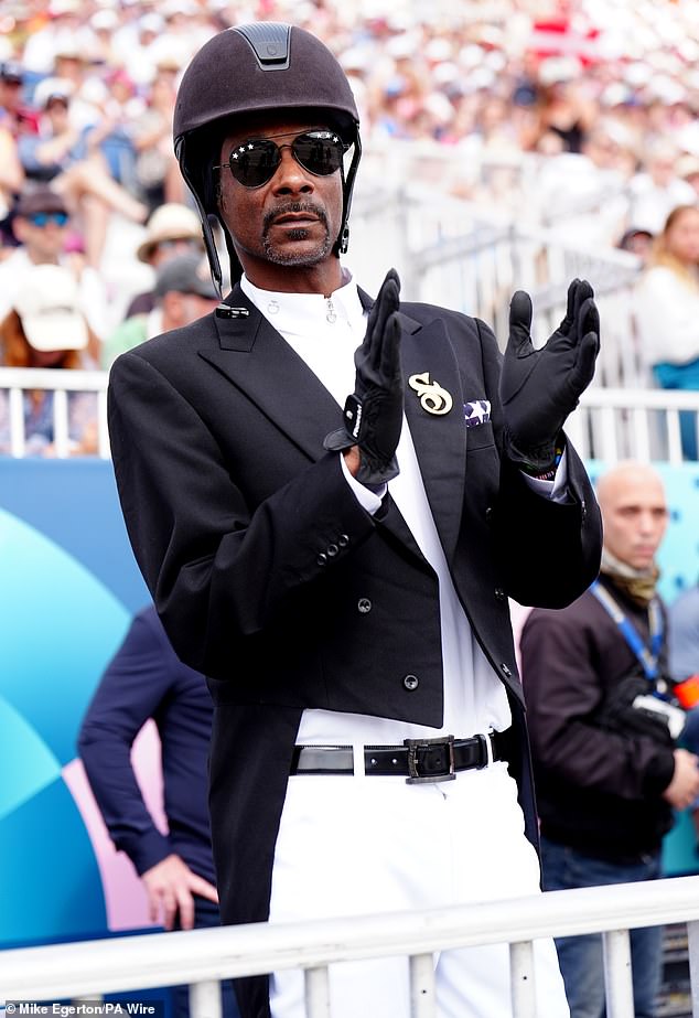 Snoop Dogg was dressed in trousers, a dressage tailcoat and a safety helmet on Saturday in Versailles.