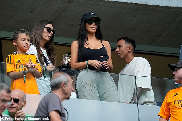 Maintaining a discreet figure, the influencer left her long dark hair loose beneath a black New York Yankees baseball cap.