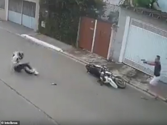 The 28-year-old off-duty São Paulo State Military Police officer (right) points his gun at the suspect, who later died at a local hospital.