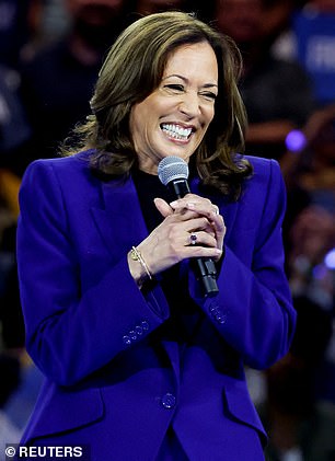 Curry urged the United States to vote for Harris