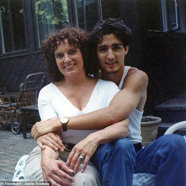 Donald Trump has repeated the false rumour that Fidel Castro is the real father of Canadian Prime Minister Justin Trudeau. The Canadian leader appears in the photo as a young man accompanied by his mother Margaret