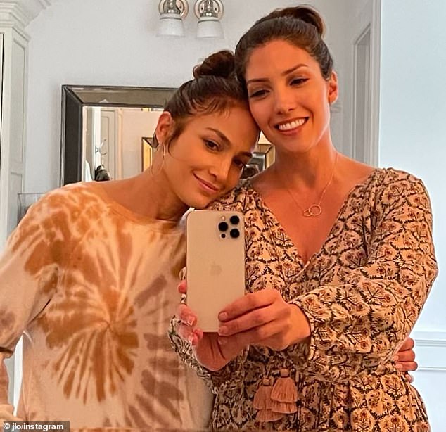 JLo also leaned in for a selfie taken by her sister Lynda.