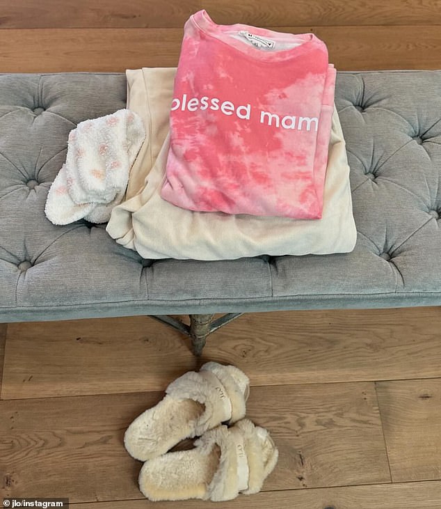 To give viewers another message about her mood, she posted a photo of a pink tie-dyed T-shirt with the caption: 