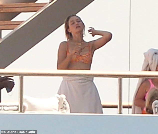 The Oscar winner soaked up the sun during the last days of summer alongside the supermodel, who was first seen with her seven-year-old daughter Lea during the relaxing getaway.