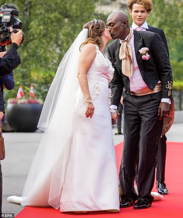 The couple shared a kiss in front of the press and spectators after the ceremony.