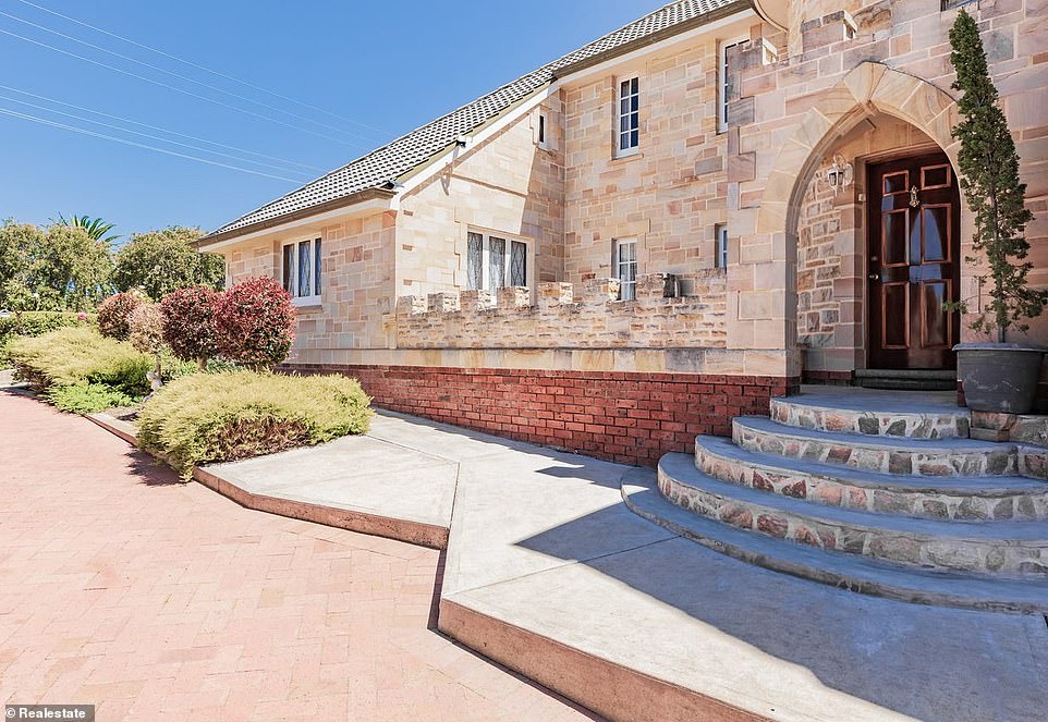 With a surface area of ​​784 square meters, you will probably feel like a king or queen in this magnificent castle whose initial price ranges between $749,000 and $799,000.