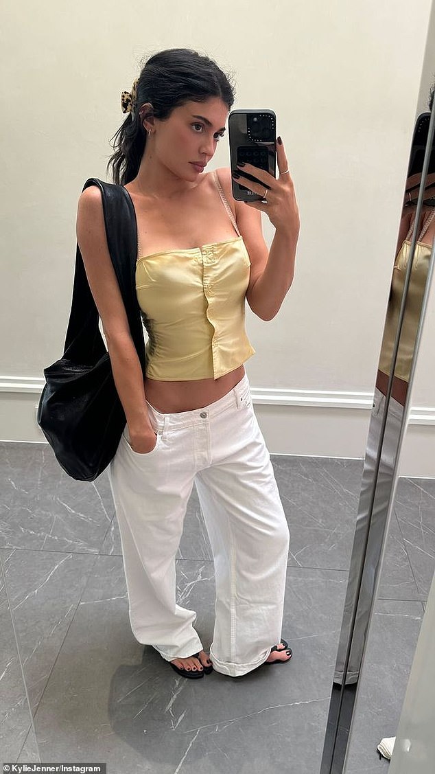 The makeup expert showed off inches of her toned midriff in a pale yellow tank top.