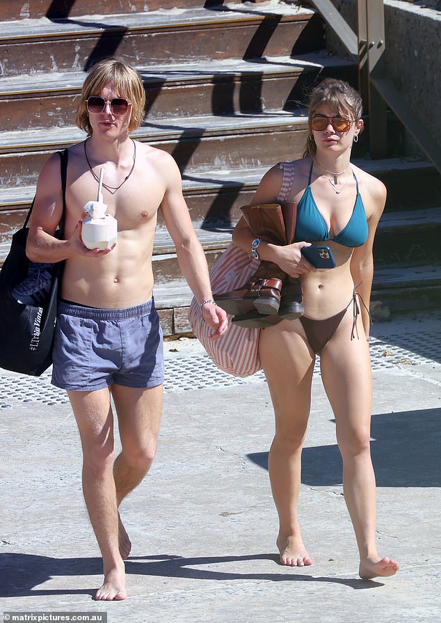 The singer was accompanied by her rocker boyfriend, Vanda Erich, as they enjoyed the sun in Tamarama. Both appear in the photo