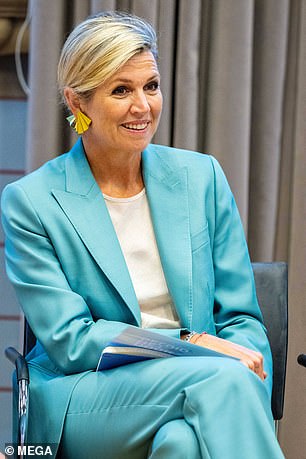 Máxima smiled as she participated in the workshop.