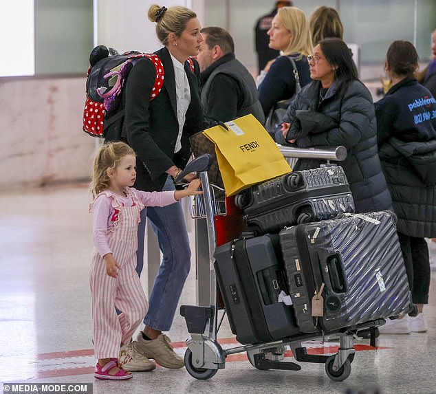 Jasmine appeared to be a doting mother in every sense of the word as Harper clung to her, wearing a pink Barbie shirt.