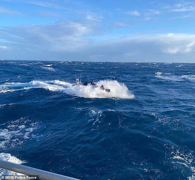 Winds of between 50 and 70 km/h together with seas of up to 6 m made the execution of rescue tasks difficult. 