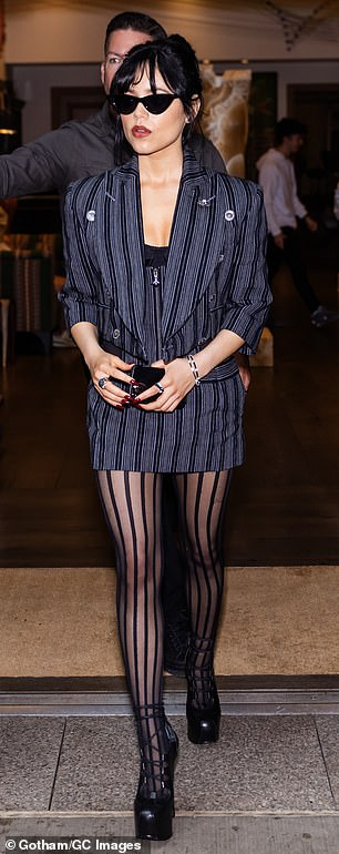 She wore an elegant Vivienne Westwood skirt suit selected by stylist Enrique Meléndez.