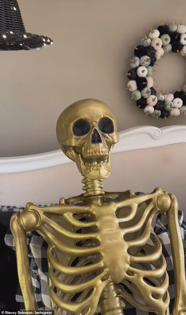 He placed a giant golden skeleton next to her on the bed, to show Joe that it had been replaced for the Christmas season.