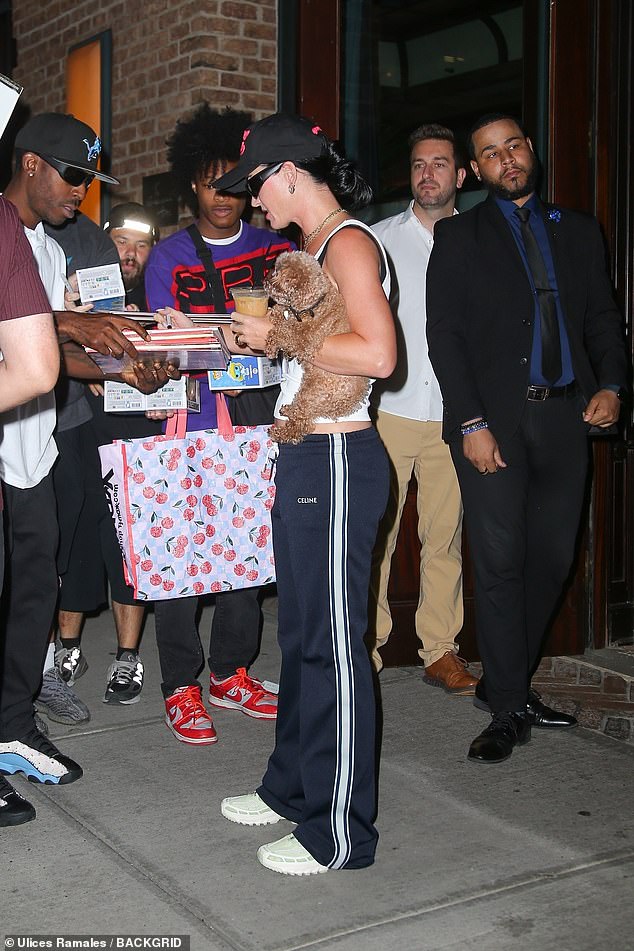 Although Katy tried to go incognito with a baseball cap and sunglasses, that didn't stop fans from mobbing her for an autograph.