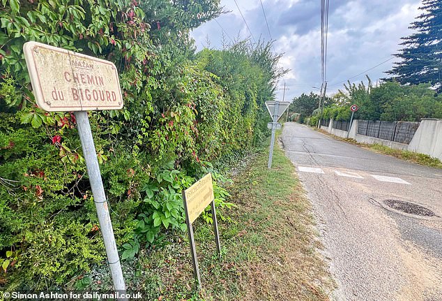 The image above shows a general view of the place where the Pelicots lived, known as the house of horrors, with a creepy back alley.