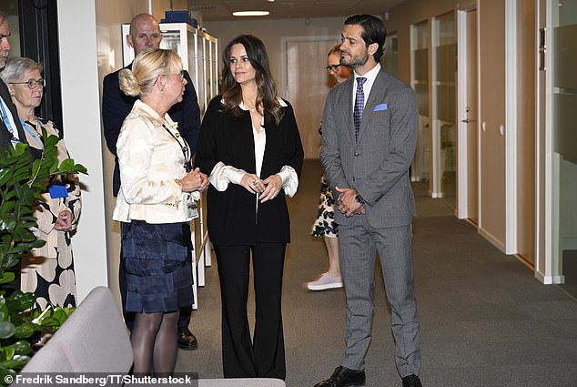 During the visit, Sofia listened attentively as she spoke with Christina Malm, the Agency's managing director, at the recruiting centre.