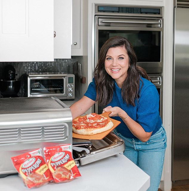 The beauty had Hormel pepperoni on her pizza that she heated up in her oven.