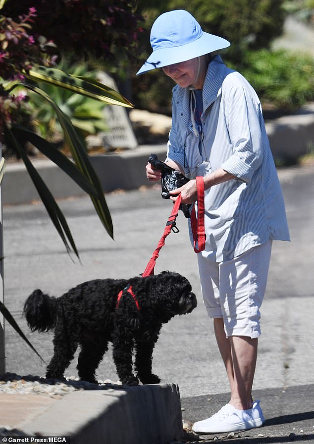 Her dog was fluffy and seemed to obey the Hollywood legend.