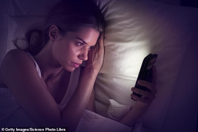 Reducing the time we spend on our cellphones can help those suffering from anxiety and depression (photo of the model)