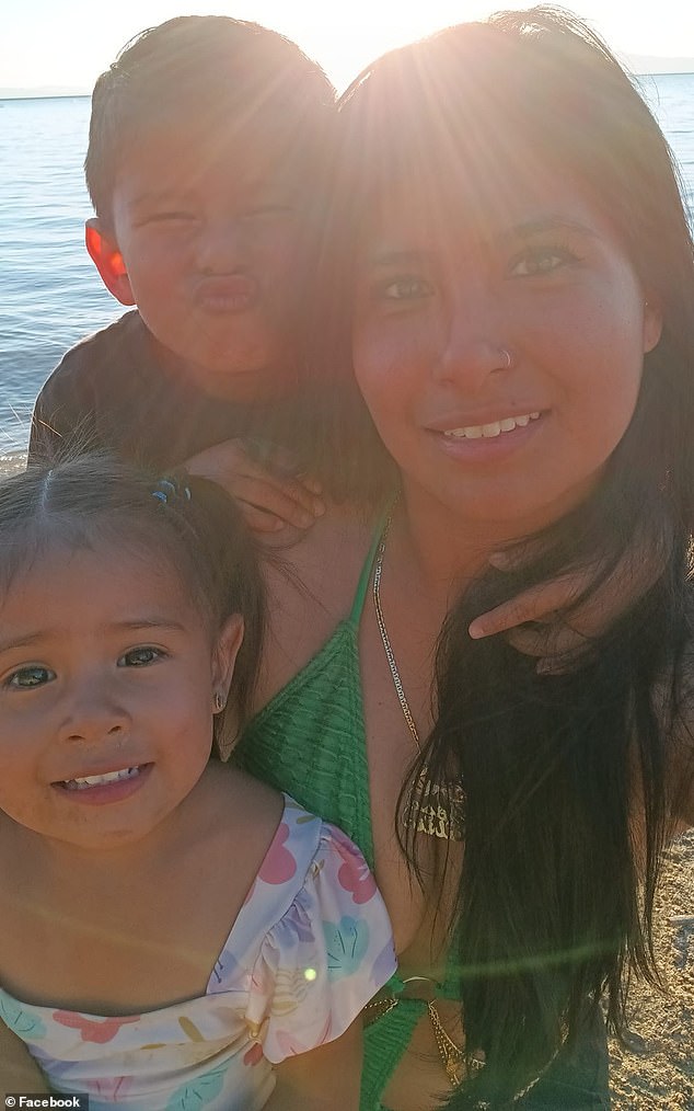 Ibarra on the beach with her two oldest children in one of the two photos she posted on her social networks