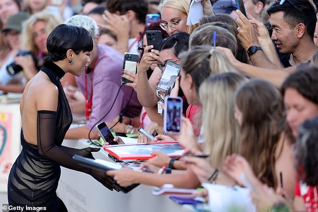 Taylor took some time away from the seas of cameras to spend some time with her fans.