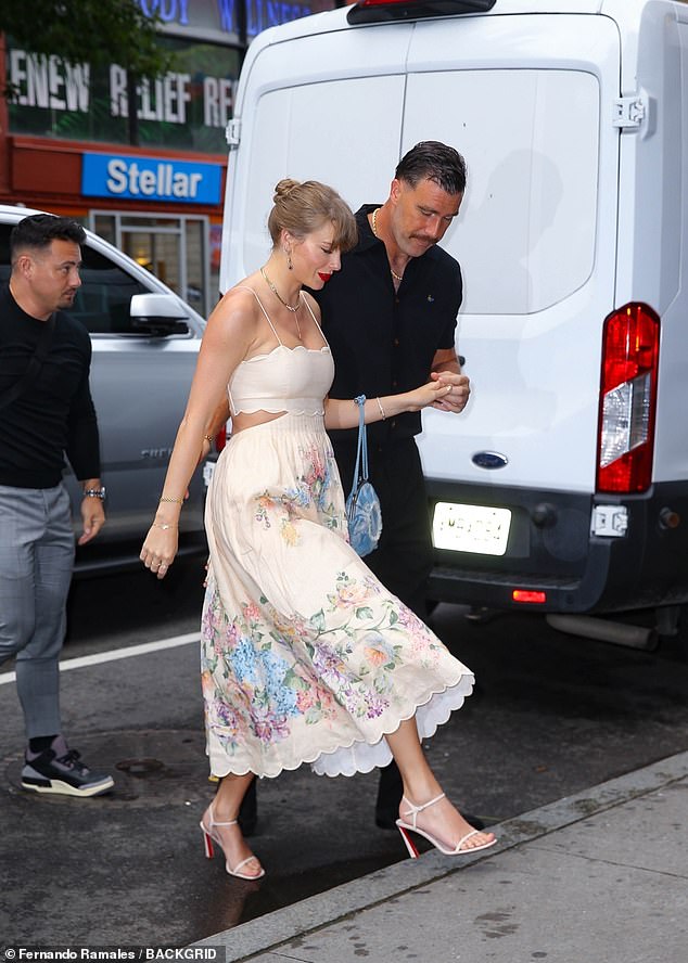 Taylor paired her chic outfit with strappy beige heels.