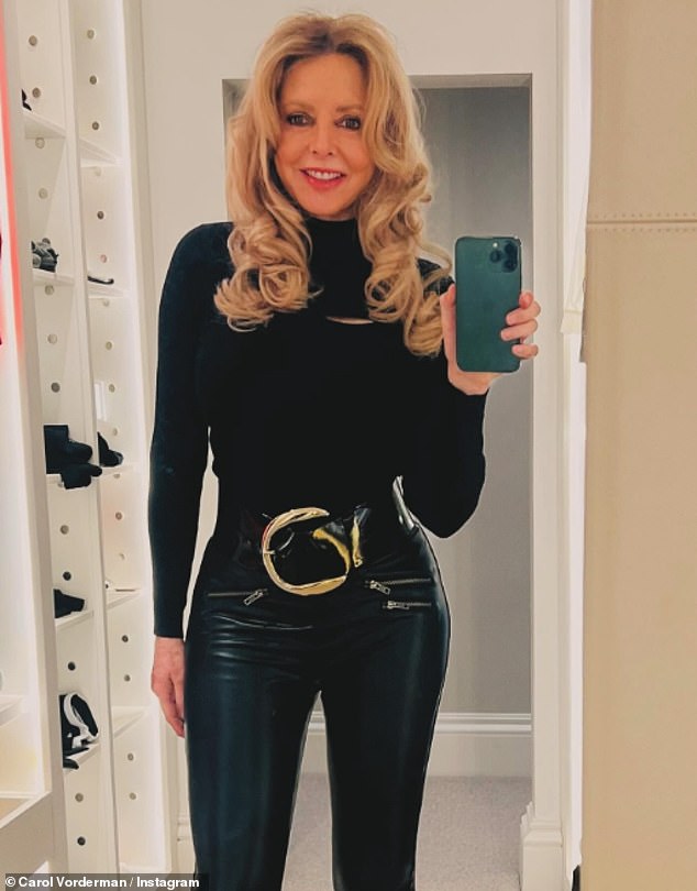 Carol is a fan of sharing steamy posts on Instagram that show off her incredible hourglass figure, which attracts both positive reviews and comments.