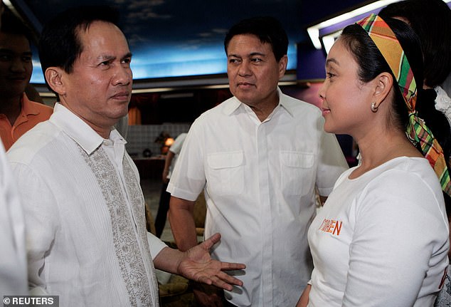 Apollo Quiboloy (L) welcomes Senator and presidential candidate Manuel Villar (C) and his vice presidential candidate Loren Legarda in 2010