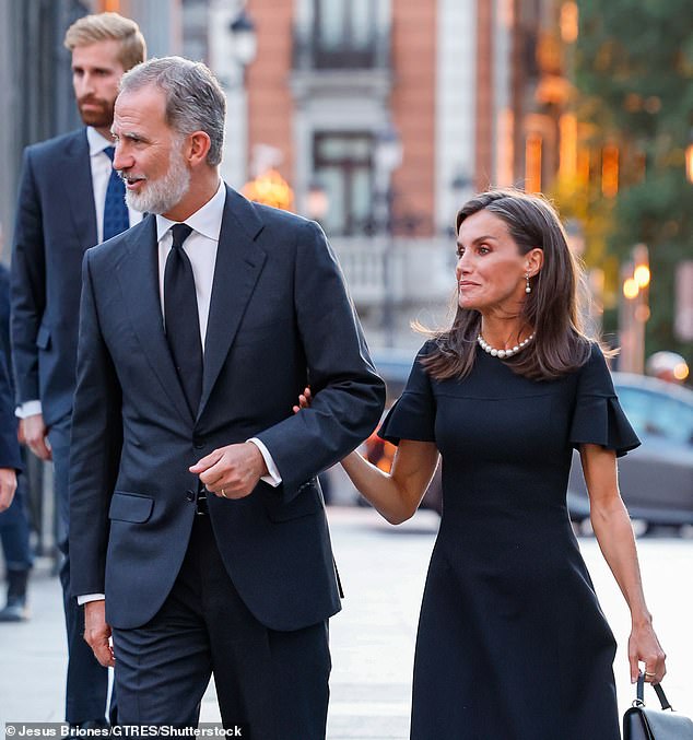 Queen Letizia complemented her demure dress with a pearl necklace and a matching pair of earrings.