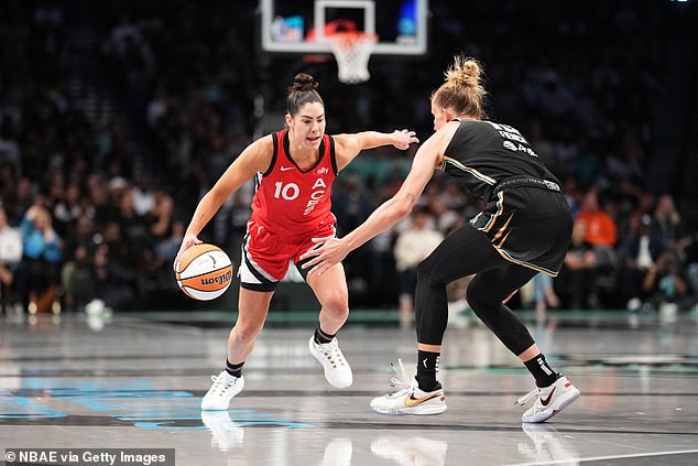 Kelsey Plum led the defending champions' comeback with 25 points and six assists.