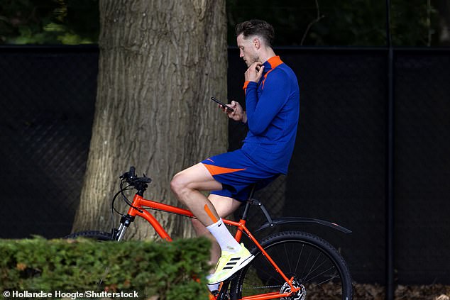 Weghorst rode off on his bike, while talking on the phone, and Koeman revealed that he was not injured