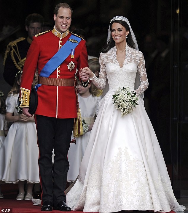 The designer worked at Alexander McQueen for 26 years, 13 of them as creative director, during which she designed the wedding dress of the now Princess of Wales (Prince William and Princess of Wales on their wedding day in April 2011).