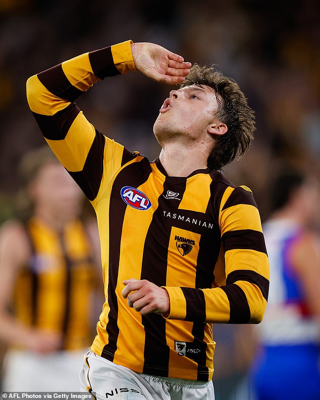 The Hawks' young star made the gesture to return the applause to those who criticised him for going to the pub the night before an elimination final.