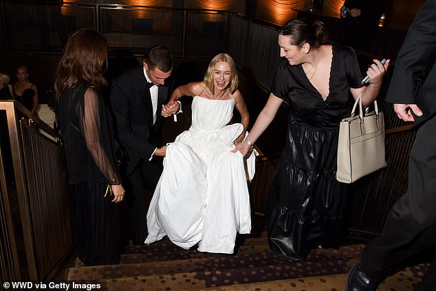 Upon arrival, Naomi needed help to climb the stairs, due to the loose skirt of her dress.