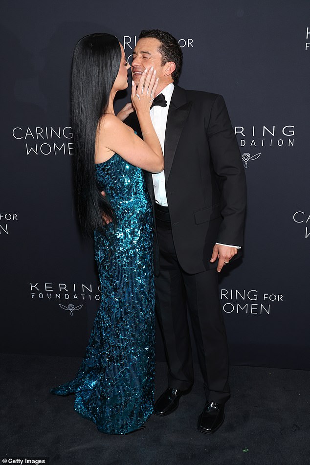 Despite the humorous moment, Katy and Orlando remained affectionate and loving on the red carpet.