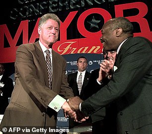 US President Bill Clinton (left) shakes hands with San Francisco Mayor Willie Brown